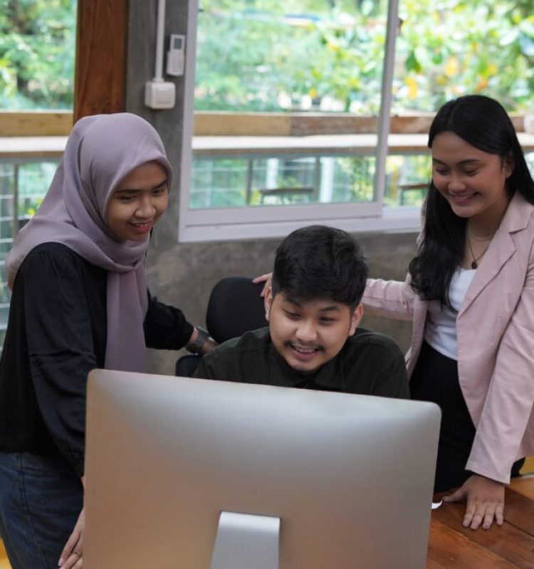 collaborative_process_multicultural_businesspeople_using_laptop-1-1024x683-1